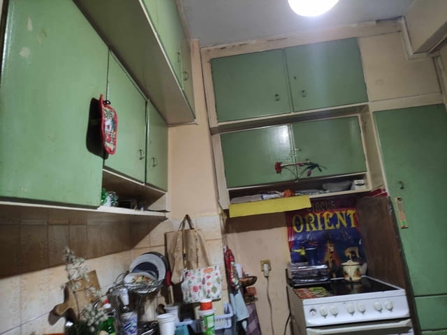 Продаваме двустаен апартамент състоящ се от три непреходни стаи- спалня , хол трапезария , и отделна к - снимка 9