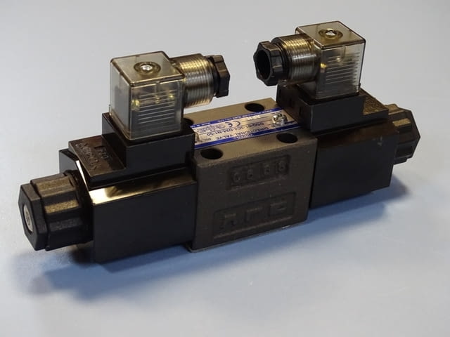 Хидравличен разпределител YUKEN DSG-01-3C4-D24-N1-50 directional valve - снимка 1