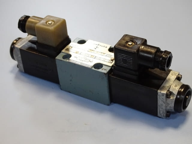 Хидравличен разпределител "Хидравлика" тип РХ 06011 320Bar 24VDC hidraulic solenoid valve - снимка 2