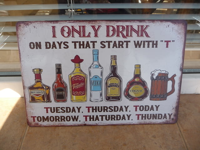 Метална табела алкохол Аз пия всеки ден :) уиски водка текилa коняк бира бърбън скоч - снимка 1