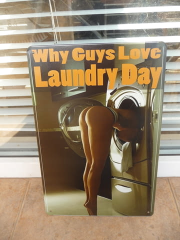Метална табела Защо мъжете обичат деня за пране еротика дупе секси перална - снимка 1