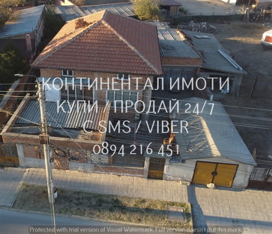 Код 62945. Двуетажна тухлена къща 150м2 с двор 600м2 с гараж. Първият етаж е на метър над земята, пъ - снимка 1