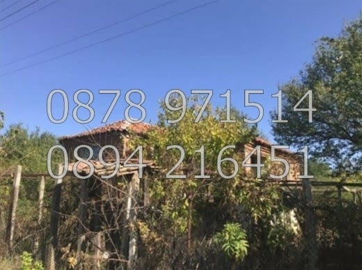 КОДг 16243. Двуетажна тухлена къща 110м2 с двор 840м2, с кладенец. Няма прекарана вода. Къщата е с п - снимка 1