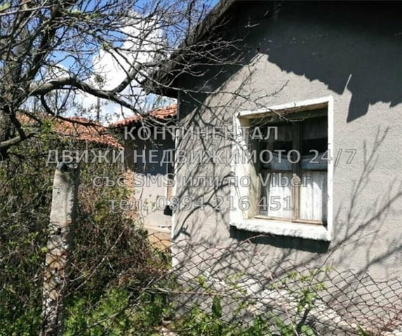 КОД 61809. Едноетажна стара къща 60м2, с двор 910м2. В двора има гараж и стоп. постройка 55м2, кладе - снимка 2