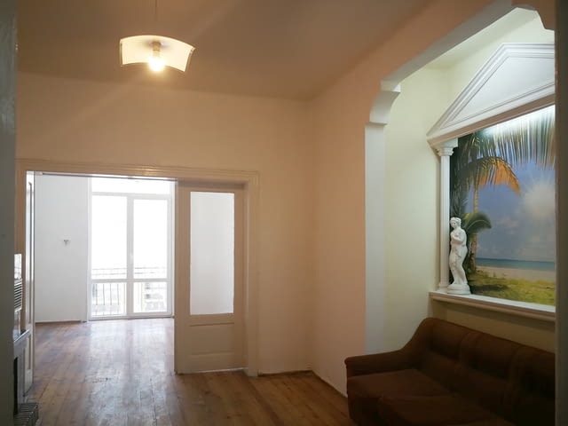 Дава под наем офис, 125кв.м., тристаен апартамент, супер център - снимка 6