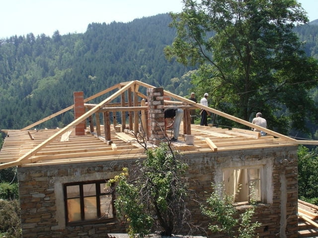 Строителна фирма за ремонт на покриви хидроизолация навеси Беседки Тенекеджиски услуги бетони площа - снимка 1