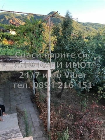 Кодг 61604. Двуетажна тухлена къща 200м2 с двор 900м2 със стопански сгради овошки и асмалъци Къщата - снимка 9