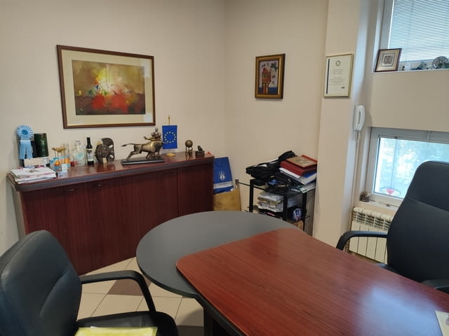 Продавам офис в центъра на гр. Шумен 98 m2, Water, Gas, Internet, Cable TV, Air Conditioning, In Regulation, Security System, Phone, Electricity - city of Shumen | Offices - снимка 1