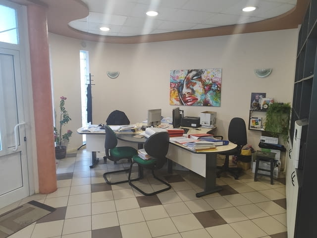 Продавам офис в центъра на гр. Шумен 98 m2, Water, Gas, Internet, Cable TV, Air Conditioning, In Regulation, Security System, Phone, Electricity - city of Shumen | Offices - снимка 3