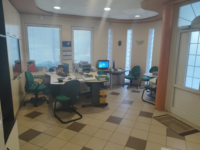 Продавам офис в центъра на гр. Шумен 98 m2, Water, Gas, Internet, Cable TV, Air Conditioning, In Regulation, Security System, Phone, Electricity - city of Shumen | Offices - снимка 5