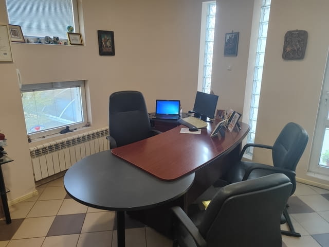 Продавам офис в центъра на гр. Шумен 98 m2, Water, Gas, Internet, Cable TV, Air Conditioning, In Regulation, Security System, Phone, Electricity - city of Shumen | Offices - снимка 9