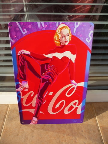 Метална табела Кока Кола Coca Cola червен панталон пуловер рекламна безалкохолна напитка - снимка 1