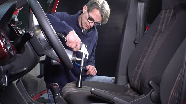 Детайлинг технологии: почистване на интериори, прецизно изпиране на тапицерии, седалки и тавани - снимка 3