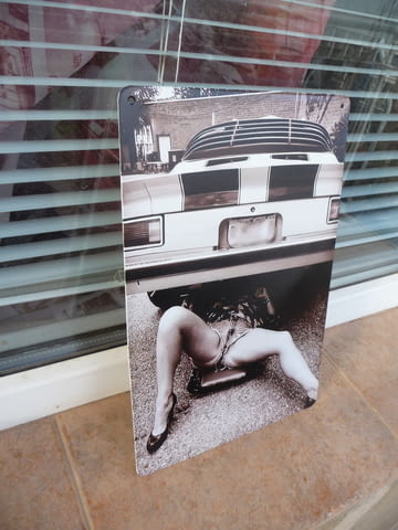 Метална табела Мацка с изрязани дънки токчета ремонтира кола еротика - снимка 2