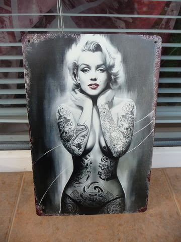 Метална табела еротика Разсъблечена блондинка татуси хубави, city of Radomir - снимка 1