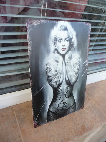 Метална табела еротика Разсъблечена блондинка татуси хубави, city of Radomir - снимка 2