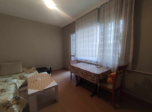 Давам под наем напълно обзаведена боксониера тип едностаен в Тракия срещу СОУ "Стоян Михайловски" , б - снимка 3