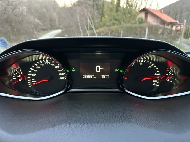 Peugeot 308 1.5BlueHDI - 87000км. 2020г. Дизел, Ръчна, Хечбек - град Троян | Автомобили / Джипове - снимка 9